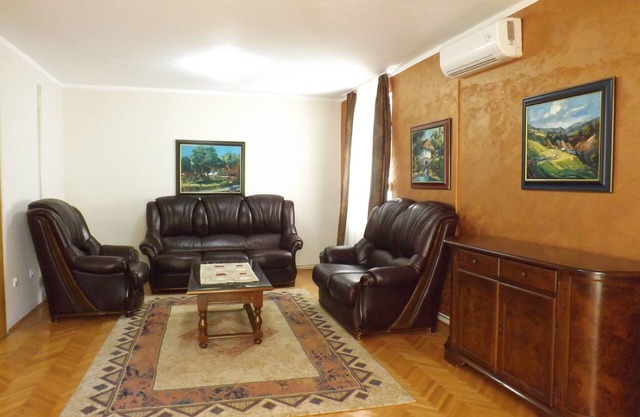 GARDEN APARTMENT with 3 bedrooms