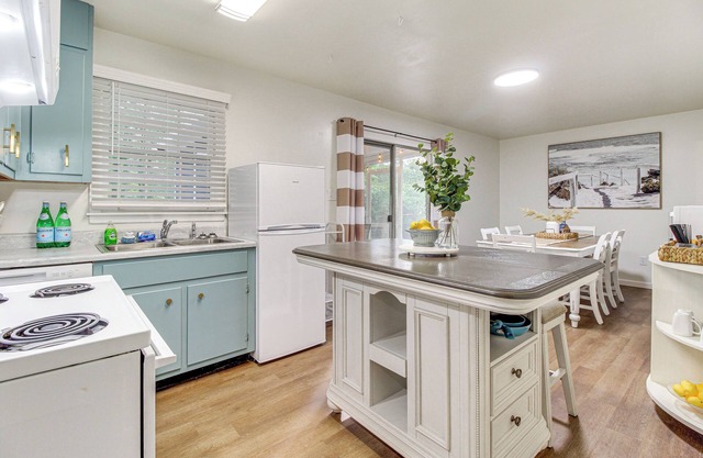 Garden City Home w/Screened Porch: Near Savannah!