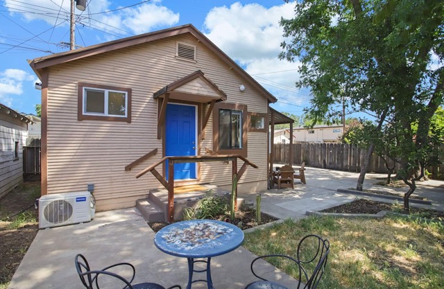 Garden Cottage In Little Mexico. Walk downtown.