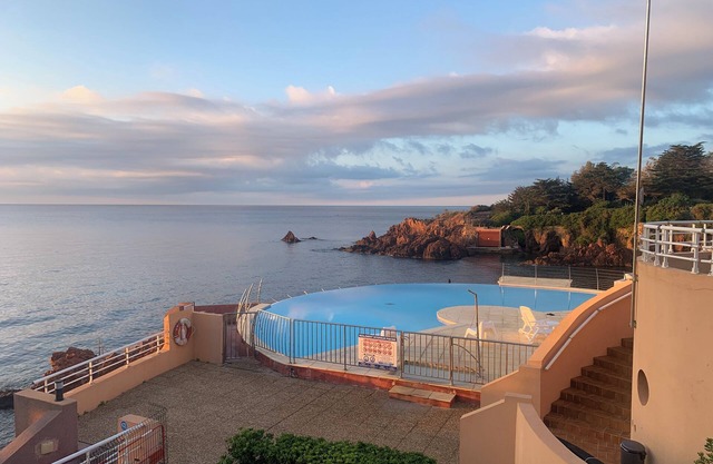 Garden level sea view heated swimming pool air conditioning