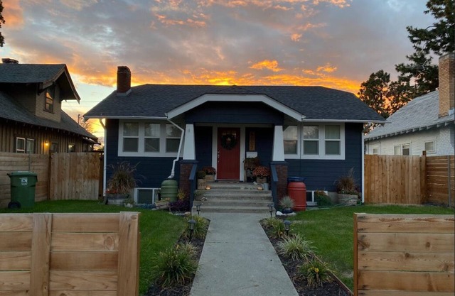 Garland Getaway-Updated 1926 bungalow, Pet-friendly!