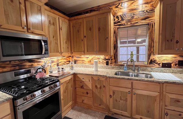 Gary's Getaway-2/1.5 cabin with covered boat parking and private boat ramp.