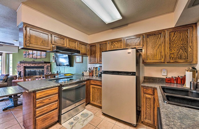 Gated Resort, Pool & Spa: Townhome in Pinetop!