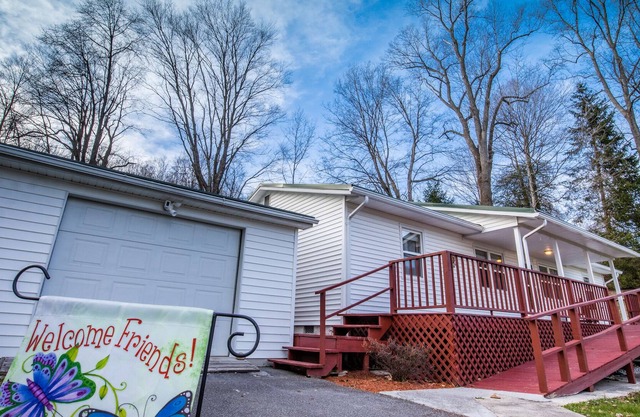 Gateway House to NRG & Hawk's Nest - fast Wi-Fi, fire pit, RV hookup