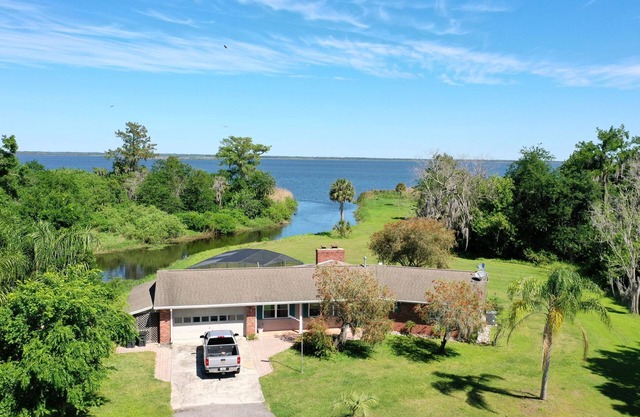 Gator Nest: Charming 3-bedroom, 2-bath home, sleeps 6. Excellent for a relaxing, nature getaway
