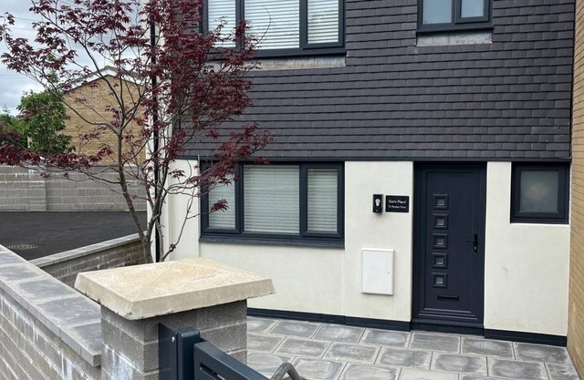 Uber Stylish 3 bedroom home with off road parking