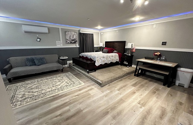 Generac backup powered guesthouse with wash & dryer! Min from IAH.Hablo español.