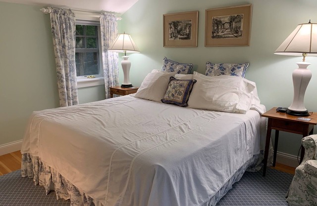 Generously-sized In-town Room Close To Everything In Edgartown Sleeps Two