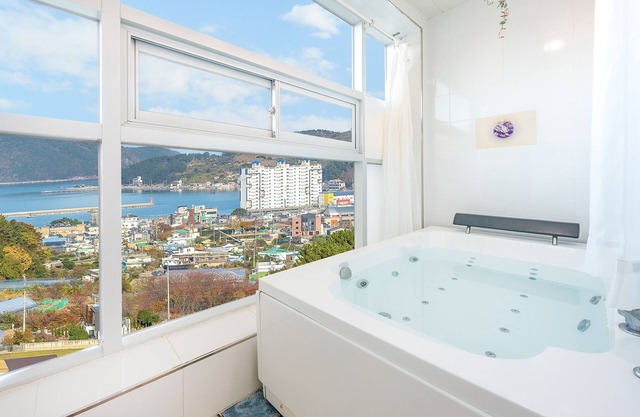 Geoje Forest-morning Spa Pension