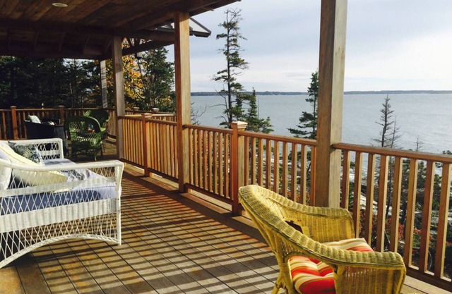 Get back to easy living! Walk to the beach, relax on the rocks. Dogs welcome