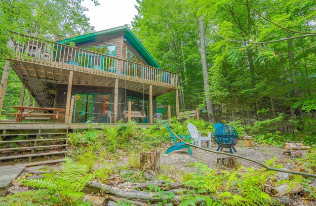 Get To The Lake! Canoes & kayaks included. Sand bottom swimming + good fishing!