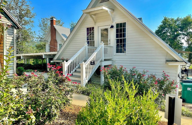 Getaway at "The Den" - Pool, Hot tub, fire pit, & lake access!
