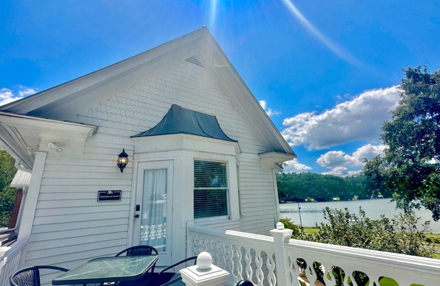 Getaway at The Magnolia Suite - Pool, Hot tub, fire pit, kayaks, & lake access!