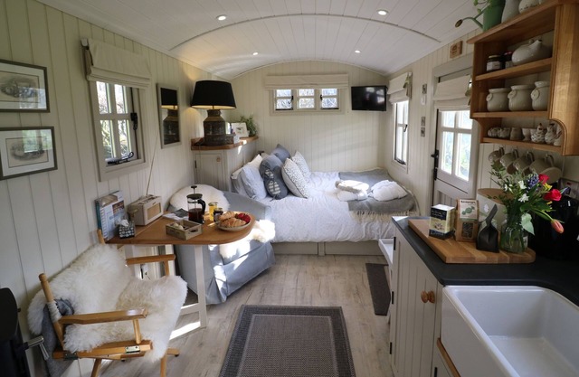 GIBSON'S HUT, romantic, luxury holiday cottage in Alresford