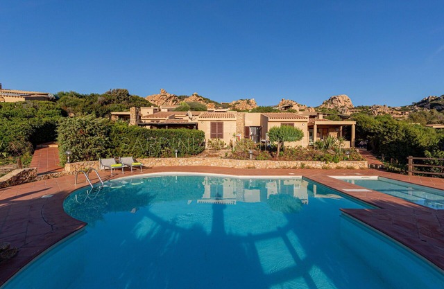 Ginepro Arancione: in front of the pool