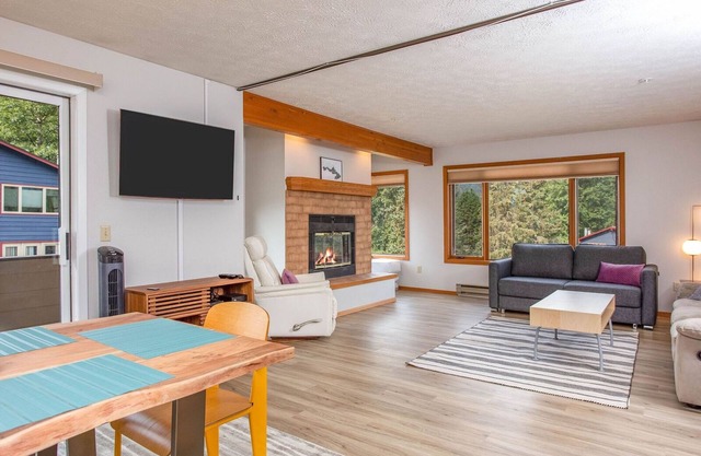 Girdwood condo w/wood-burning fireplace & balcony w/mtn views - walk to lifts