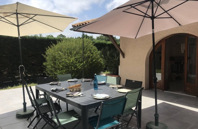 Gite 8-10 P, private pool, large garden, Surf, 15 min Montalivet Vignoble Médoc