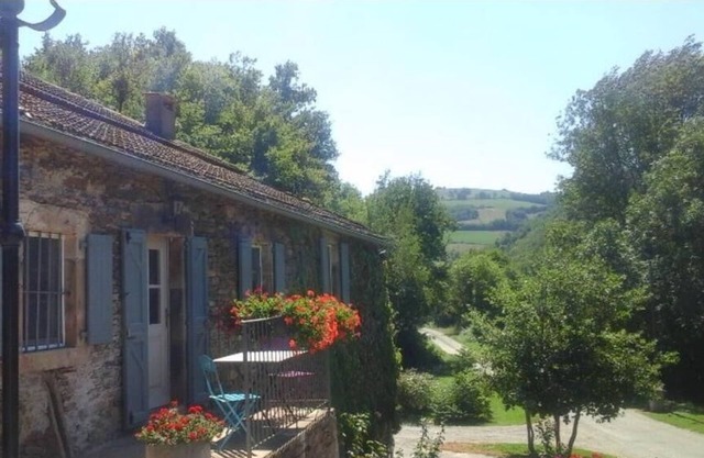 Gite Dans Maison Pour 2 Pers axe Albi-millau Bord de L'eau Vallée du Tarn