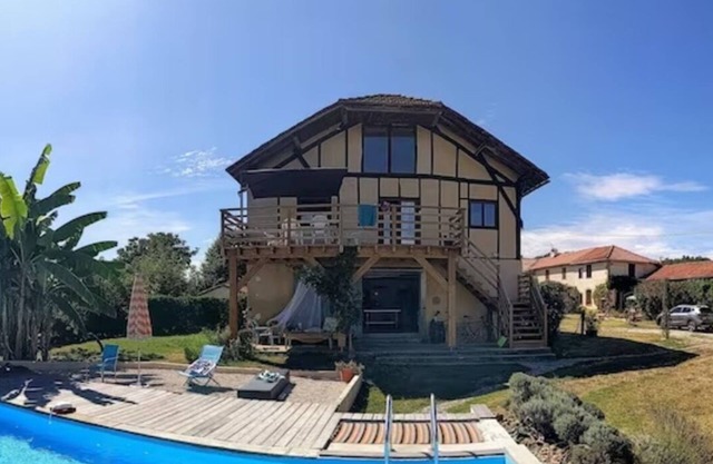 Gite for 5-8 people, swimming pool, absolute calm, panorama on the Pyrenees.