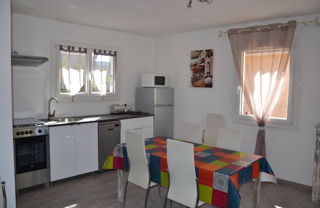 Gîte with barbecue and enclosed terrace close to shops and rivers