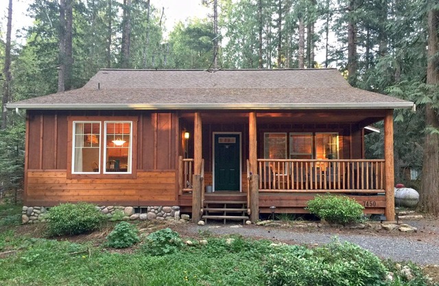 Glacier Springs Cabin #bedrooms, 2 Baths - hot Tub! Pet Friendly!