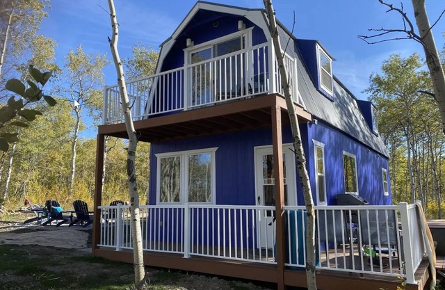 Glacier Summit - Spacious, New & Modern Villa Overlooking the Forest & Rockies