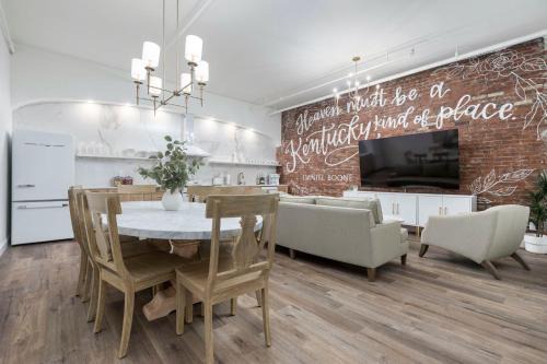 Glamorous Heart of Kentucky Suite