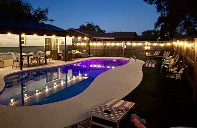 GLAMOROUS UPDATED HEATED POOL HOME 5 MILES TO THE BEACH! PET FRIENDLY
