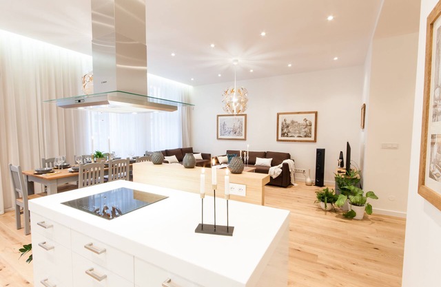 Glamour Excellent B 5-Bedrooms, 5-Bathrooms, Balcony apartment (Prague Old Town)