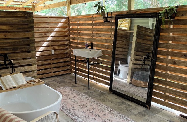 Glamping with A/C bedroom and luxury bath near UF and Springs