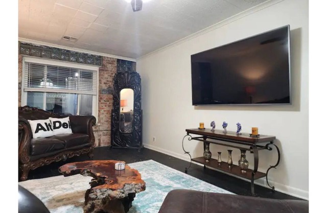 Glass Loft - Spacious 2 bedroom downtown loft