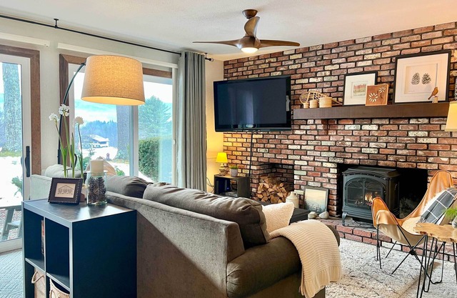 Glen Condo w/Mountain Views: Walk to Story Land