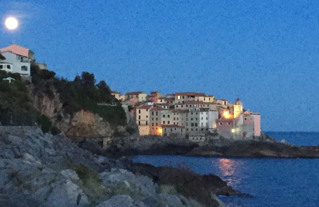 Glicine, unique location, independent apartment on the first floor of a villa