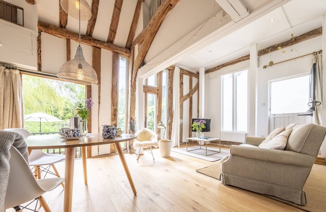 Glorious open-plan thatched barn with abundant natural light - Buxhall Byre