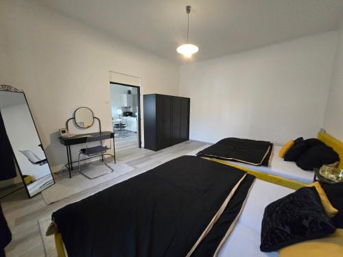 Golden 5-Person Apartment - 2 King Beds