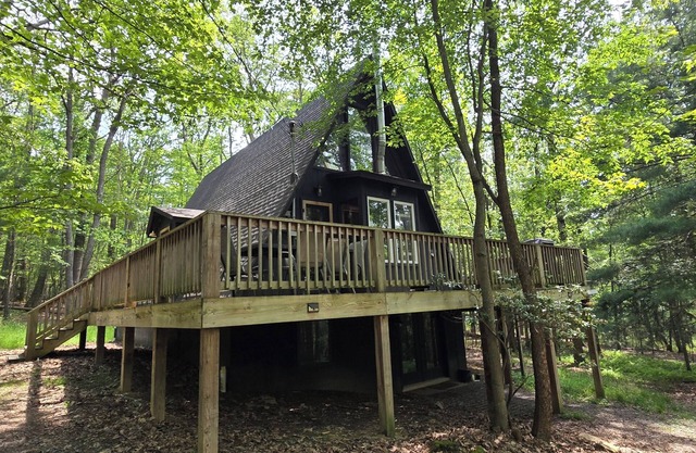 Golden A Frame- 3 bedroom with hot tub and community amenities