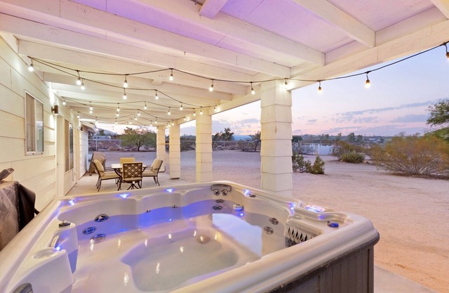 Golden Desert Ranch - Hot Tub, Fire Pit And Bbq! 3 Bedroom Home by RedAwning