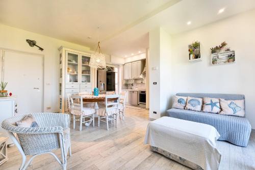 GOLDEN LUXE - Blue House near the Sea