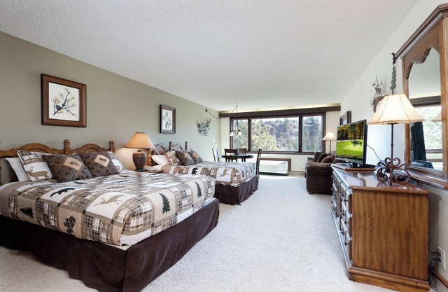 Golden Nugget Nest (#306) | Near Ski - Pool/Hot Tub/Fitness/Golf - A/C