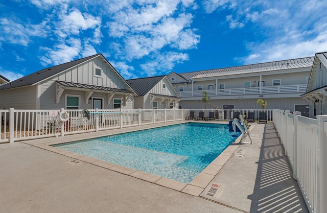 Golf Cart Included, Pet Friendly, Shared Pool, Parking for 1 Vehicle