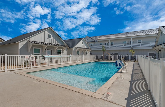 Golf Cart Included, Pet Friendly, Shared Pool, Parking for 1 Vehicle