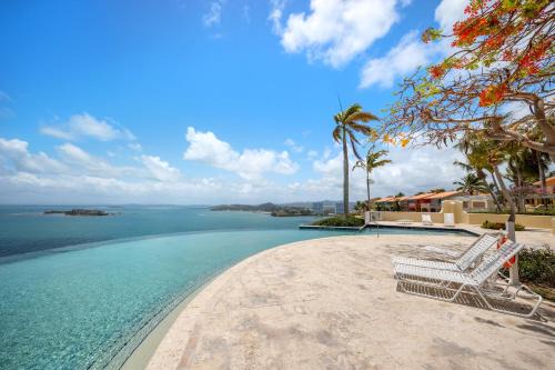 Golf Course Access Balcony Infinity Pool