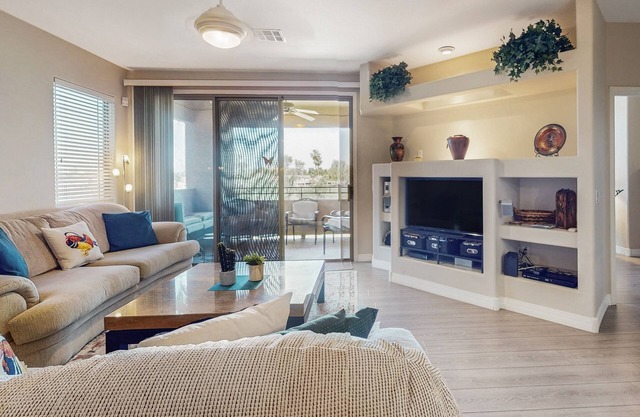 Golf course-view getaway with WFH desk, pool, hot tub, gym access