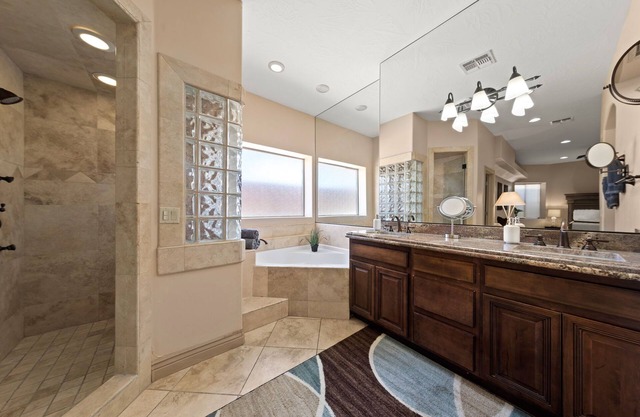 GOLF HUB MANSION 16 bed & 6 Bath 6,000 sq ft within 5 minutes of 7 Golf Courses