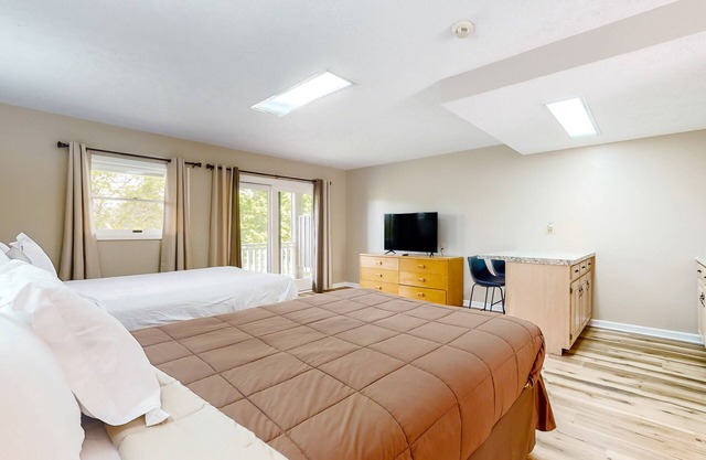 Golf view, 2nd-floor studio with balcony, game room & gym - walk to Douglas Lake