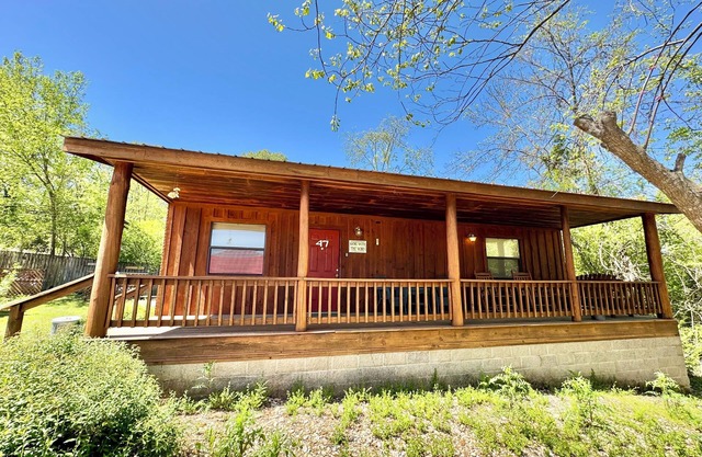Gone With The Wind #47 New cabin to VRBO walking distance from courthouse square