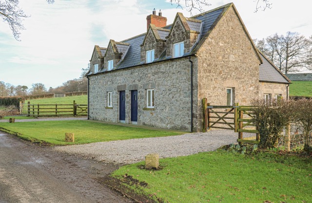 GOOSE COTTAGE, pet friendly, character holiday cottage in Killylea