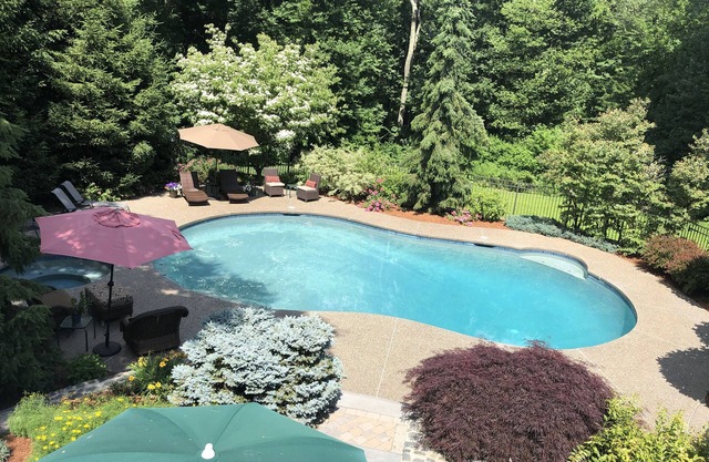 Gorg 6KSF w lrg pool, sleeps 12, 4.5 baths, rec room w bar, pool table & gym.