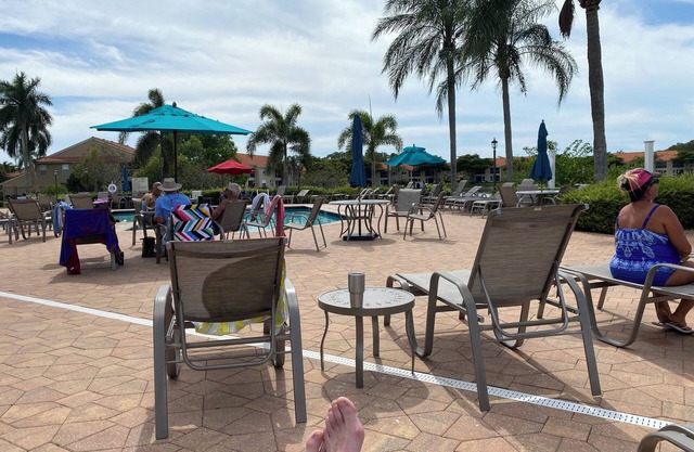 Gorgeous 3-bedroom condo in delightful Naples with WiFi, fitness room, 3 pools