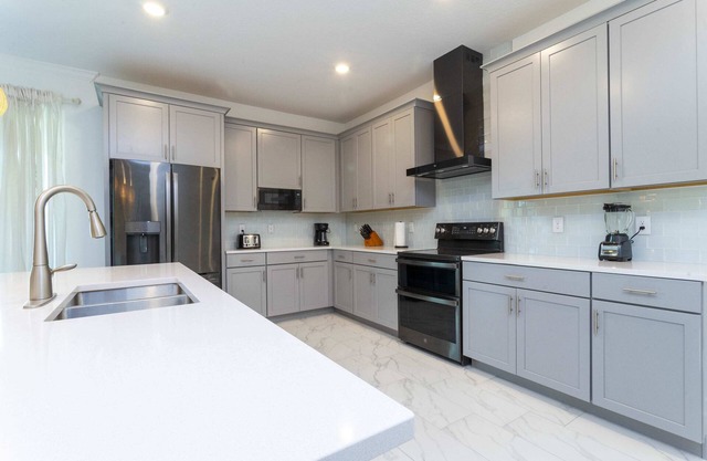 Gorgeous 8B 7BA Melbournbeach w Pool Dock Beach